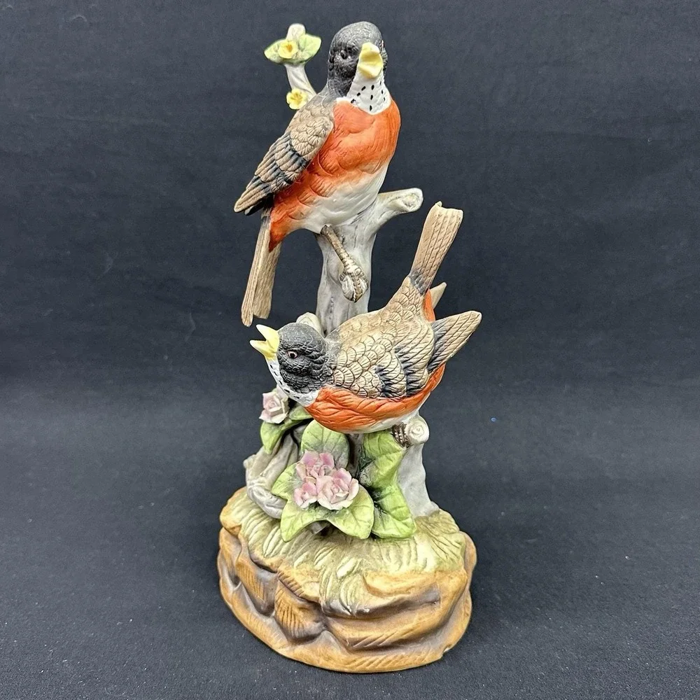 Arnart Imports /Royal Crown Bisque Porcelain Robin Bird Music Box,‎ Vintage 1982